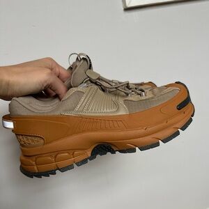 Nike Vomero Roams in Flax